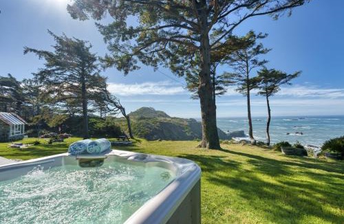 Gold Beach House | Pirate Cove Retreat (Main Home & Cottage)