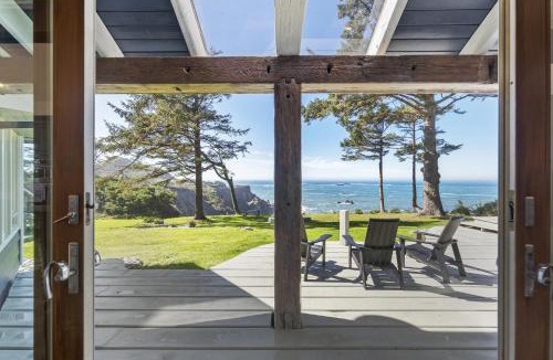 Gold Beach House | Pirate Cove Retreat (Main Home & Cottage)
