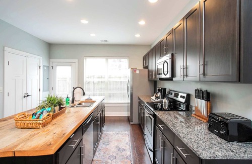 Inglewood House | Relaxing 2 BD/2.5 BA Nash Home