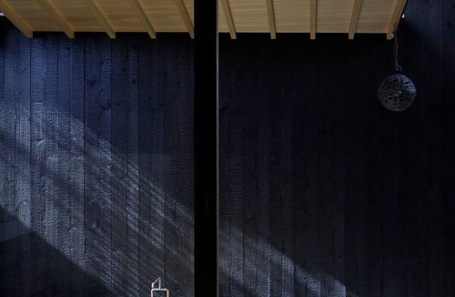 Kuwana House | Renovated the main house of Maruyo Lumber, which is over 70 years old. Located in Funama-cho, Kuwana City, the site of the "Shichiri-no-watashi" ferry, the inn is a private house with antiques and artwork that blends the old and the new.