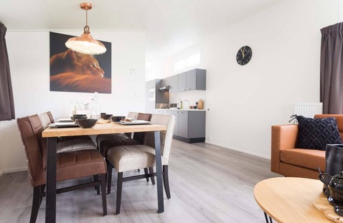 Cromvoirt Ski Chalet | ✓ Rialto at Résidence de Leuvert ✓ Holiday home for 6 persons ✓ Located near Den Bosch (Noord-Brabant) ✓ Near De IJzeren Man ✓ Book directly through the park