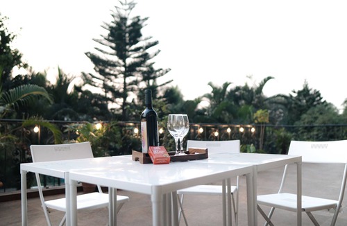 Navi Mumbai Apartment | Seaside Getaway with Party Padn
