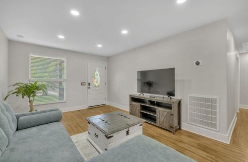 Hope Gardens House | Single Story Pet Friendly Home, with Fenced Yard, Fire Pit, 5min to Downtown!