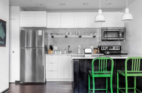 Rutledge Hill Cottage | Sleeps 48 25 Units 2 Blocks From Broadway Sobro Guest House by Avantstay