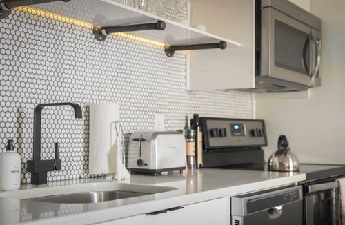 Rutledge Hill Cottage | Sleeps 48 25 Units 2 Blocks From Broadway Sobro Guest House by Avantstay