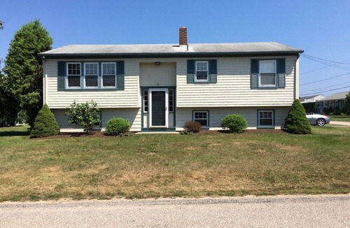 Narragansett House | Spacious 5 BR Home With Central Air And 2 Living Rooms On A Quiet Cul-de-sac