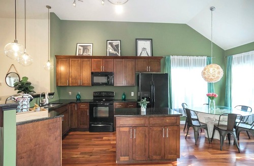South Nashville House | Spacious One-Story Near Downtown! Walk to Coffee! Firepit, Shuffleboard, Fence