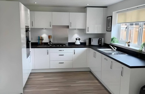 Southampton House | Spacious & Stylish House ~ Prime Location ~ HotTub