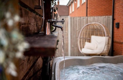 Southampton House | Spacious & Stylish House ~ Prime Location ~ HotTub