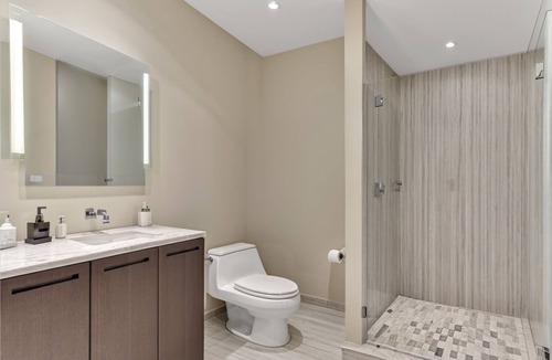 Coal Harbour House | Steps from Fairmont