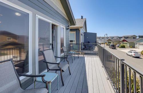 Gold Beach House | Steps to Shore Home with Hot Tub in Gold Beach