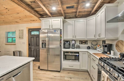 Hiawassee House | Striking Getaway w/Hot Tub, Deck & Lake Access!