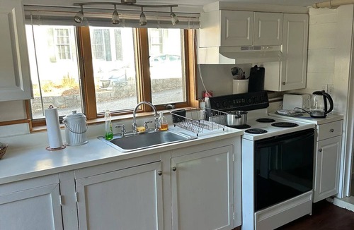 Peterborough Apartment | Studio Apt with Full Kitchen. 1 minute stroll over picturesque bridge into town.
