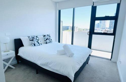Chatswood CBD Apartment | Stylish Chatswood 2BR Apartment with 3 Beds, Gym, Near Metro