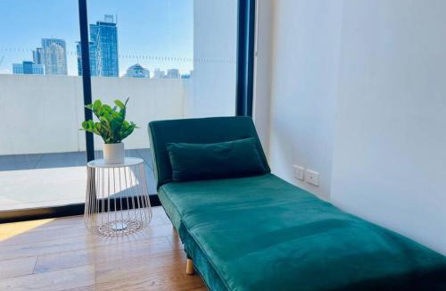 Chatswood CBD Apartment | Stylish Chatswood 2BR Apartment with 3 Beds, Gym, Near Metro