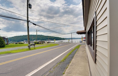 Harveys Lake Apartment | Stylish Harveys Lake Apt - Steps to the Water!