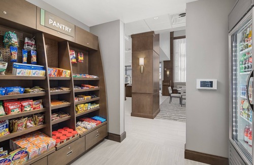Florence Apartment | Suite with Roll-in Shower | Free Wi-Fi, Free Breakfast + Outdoor Pool