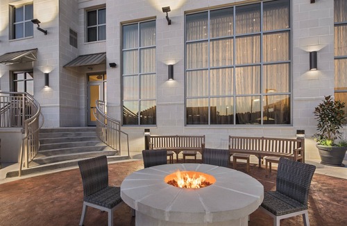 Florence Apartment | Suite with Roll-in Shower | Free Wi-Fi, Free Breakfast + Outdoor Pool