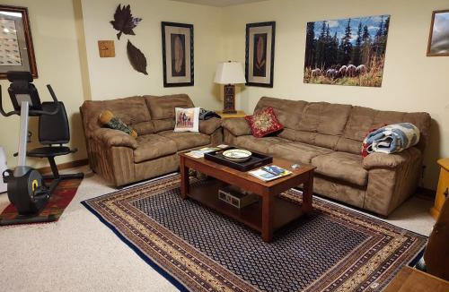 Evergreen Apartment | Swan Mountain View-Private Basement Suite/10 acres