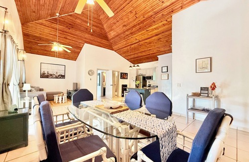 West End Apartment | The Colibri Lodge @ Sunset Villas, West End