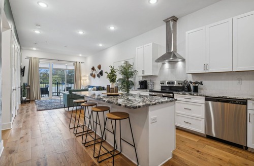 Inglewood Condo | The Crazy Town Condo- 13 minutes from Broadway, Great for Groups w Free Parking, Gym, Rooftop