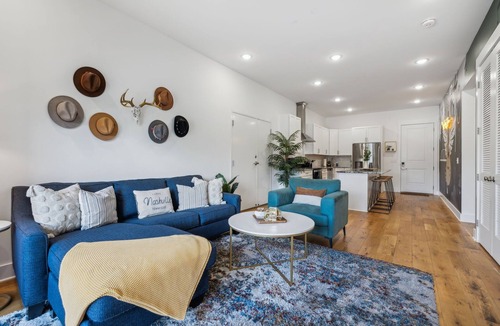 Inglewood Condo | The Crazy Town Condo- 13 minutes from Broadway, Great for Groups w Free Parking, Gym, Rooftop