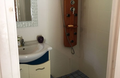 Le Gosier House | TOURIST ROOM 2/3 PEOPLE IN A GREEN SCREEN ACCESS SWIMMING POOL