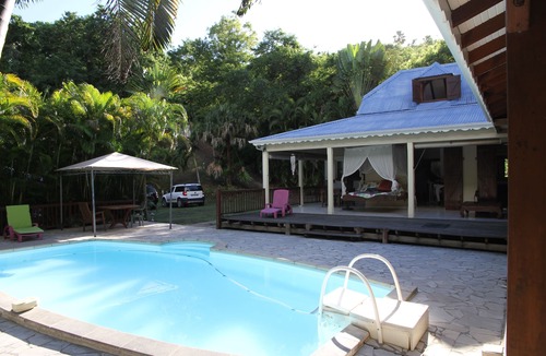 Le Gosier House | TOURIST ROOM 2/3 PEOPLE IN A GREEN SCREEN ACCESS SWIMMING POOL