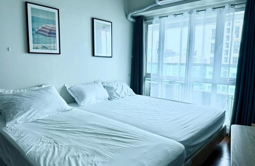 Pio del Pilar Apartment | Tower 1 Rm 305 FREE Parking, FREE Pool, Balcony, 1Bedroom 4 beds