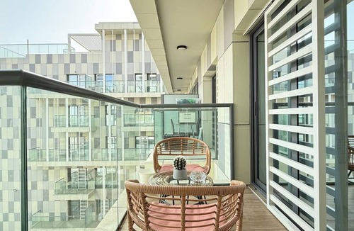 Al Raha Beach Apartment | Trendy 1BR with Pool & Gym in Raha Loft