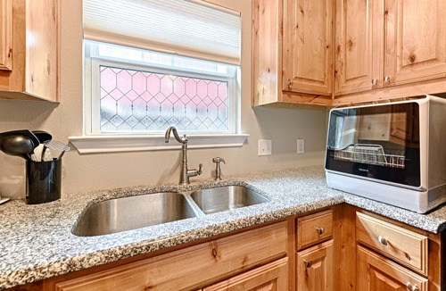 Oak Cliff House | Trendy 2 BR Bishop Arts District House: Hot Tub Spa, Putting Green, Gardens