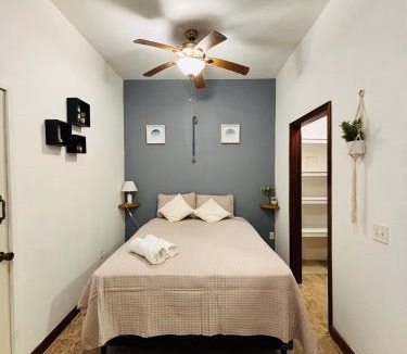 West End Apartment | Tropical Studio in Sunset Villas, West end