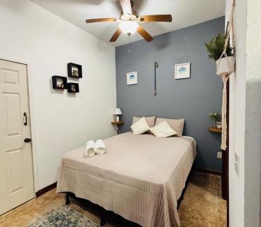 West End Apartment | Tropical Studio in Sunset Villas, West end