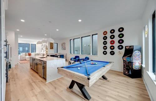 Hurwood Heights House | Twin Homes Rooftop Deck Hot Tub Outdoor Kitchen
