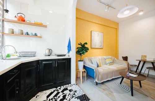 Old Quarter Apartment | UINQUE Railway View Apartment - SPACIOUS & PRIVATE
