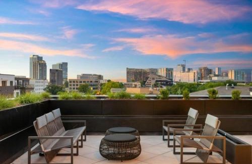 Edgehill Apartment | Upscale Music Row Corner Unit with Patio Rooftop with City View and Gym
