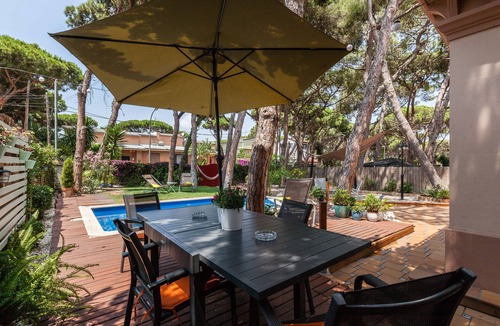 Castelldefels Villa | Villa 'Bella Estança' with Private Pool, Wi-Fi and Air Conditioning