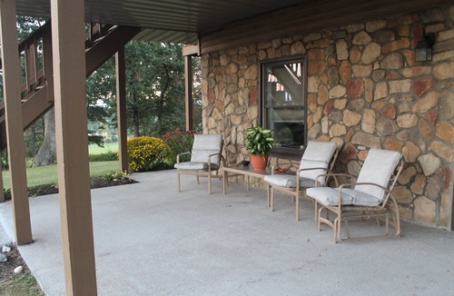 Blacksburg House | VT Football VT and Radford Graduation Rental - Peaceful and private setting