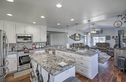 Tehachapi House | Welcoming Tehachapi Home w/Deck & Grill!