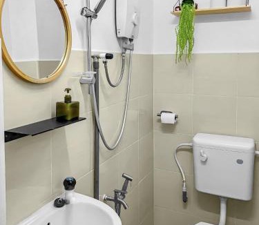 Yong Peng House | Yong Peng homestay 永平民宿- 3 Bedroom Shoplot converted BnB at level 1 &2, for business travellers, Street Parking, WIFI, 1 min to KFC & MCD