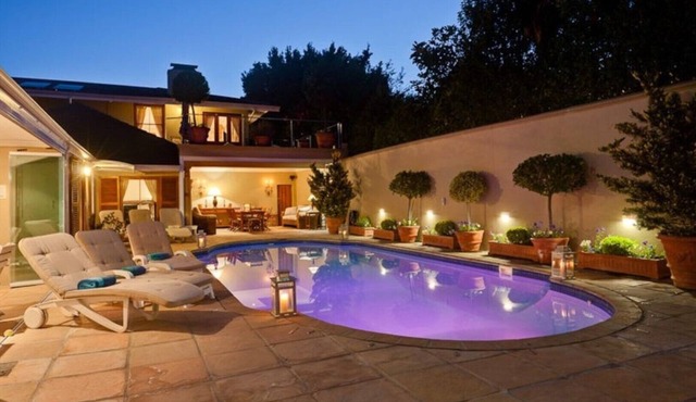 5 Star Luxury - Self Catering Accommodation - Constantia - 6 Double Bedrooms