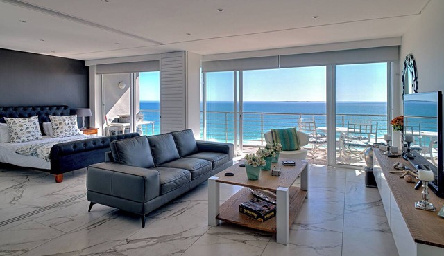 Apartment with beach view and island view not affected by loadshedding! by HMH