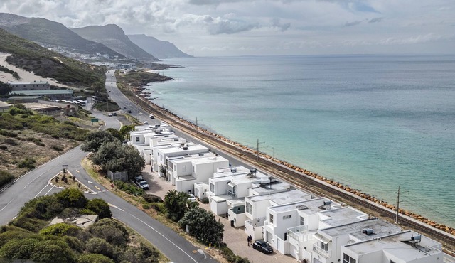 Beachfront townhouse with panoramic ocean views – Simon’s Town | Zanté