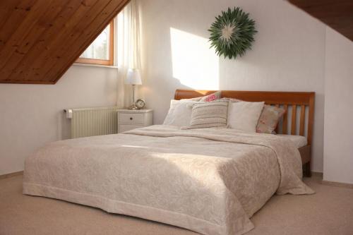 Feldrandlage - Privatzimmer mit Balkon und eigenem Parkplatz