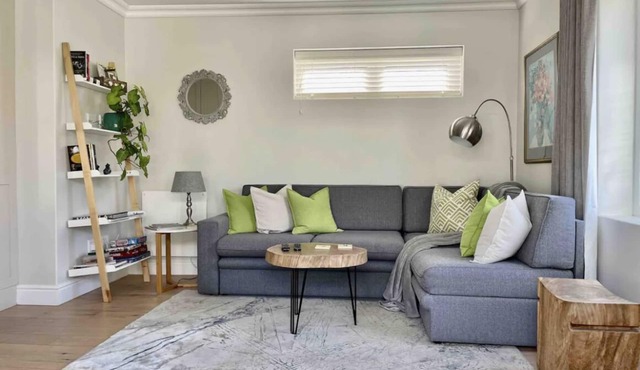 Garden Cottage in tranquil leafy Constantia with Solar backup