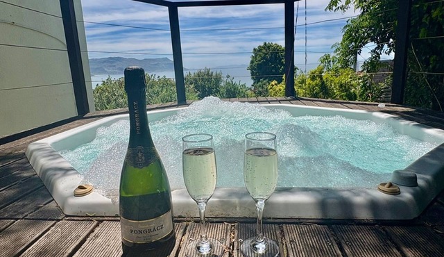 Glorious weather in Cape Town rn! Hot tub, Sea Views, secure parking, nr beach