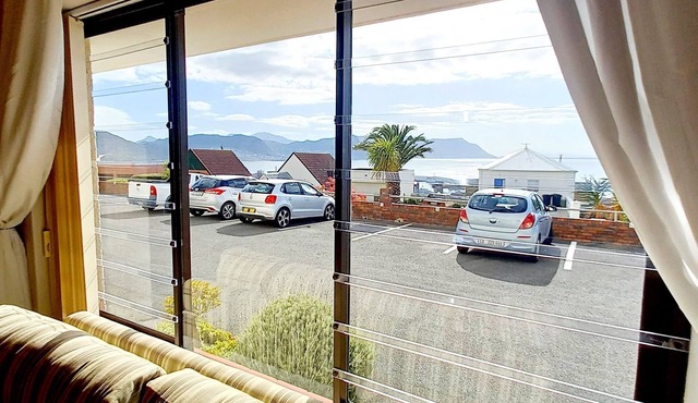 Lovely 2 bedroom self catering apartment with beautiful sea view