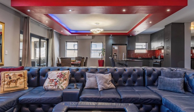 Luxury Family Villa | Grill | Smart TV | A/C