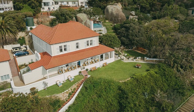 Penguin HousennA heritage home by the sea, with penguins for neighbours