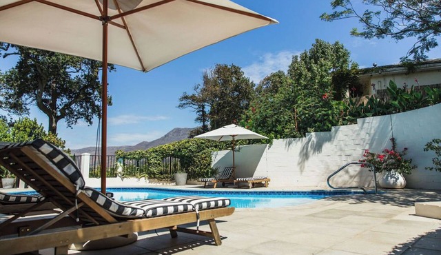 Stylish Garden Cottage with magnificent views across vineyard to mountain scapes